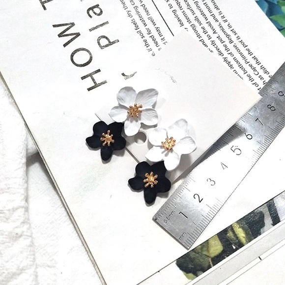 RESTOCKED Boho black/white double flower - Picture 5 of 5